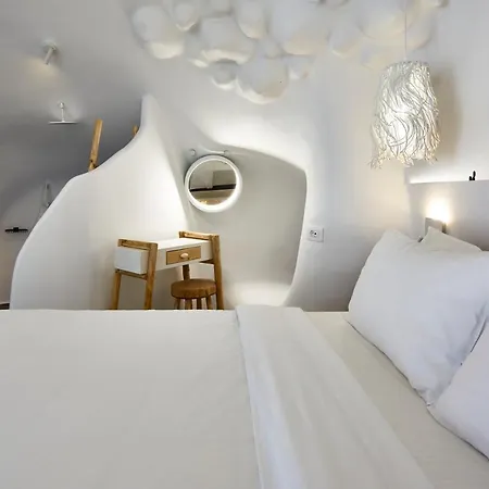 Theano Cave & Hotel Imerovigli (Santorini)